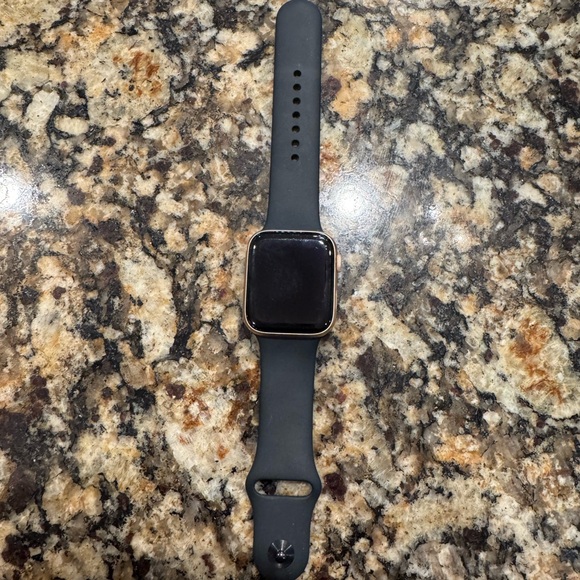Apple Watch with black apple band: series 6, rose gold, 44mm - Picture 5 of 5